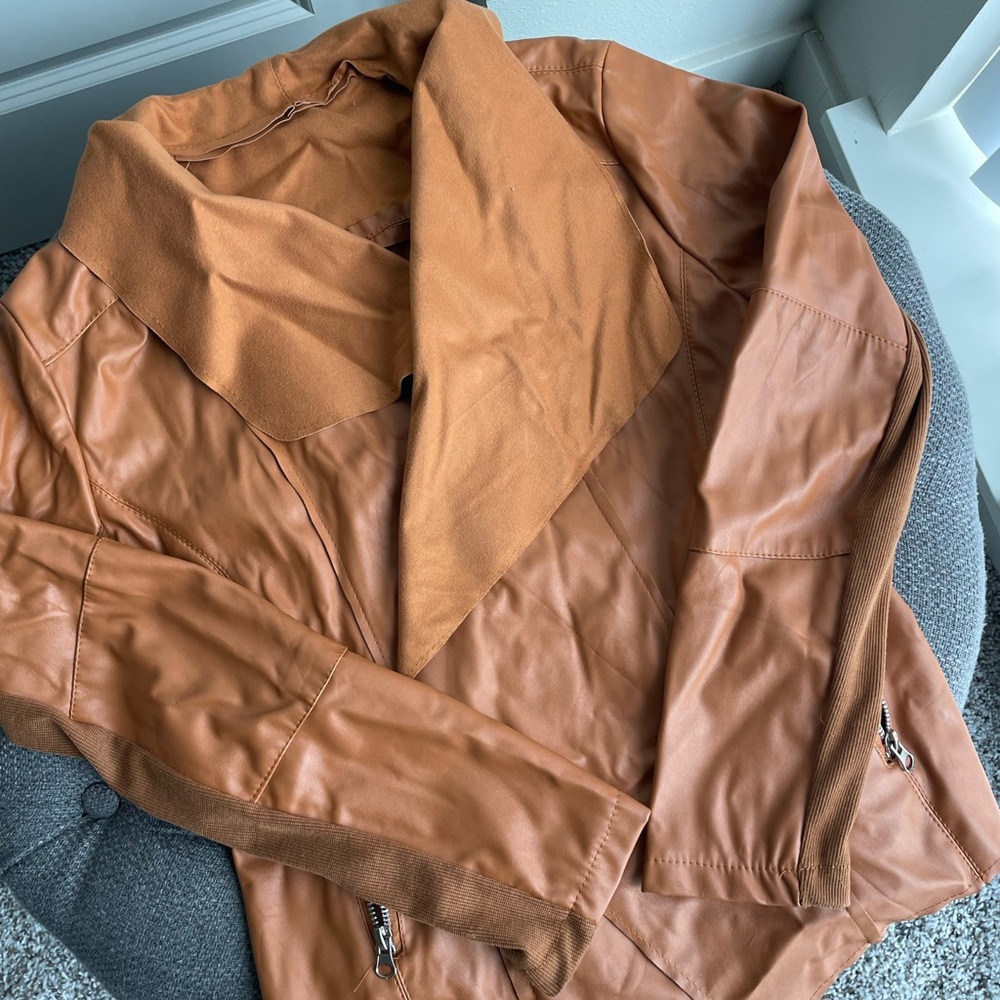 Not sure on brand, size small, and color tan.